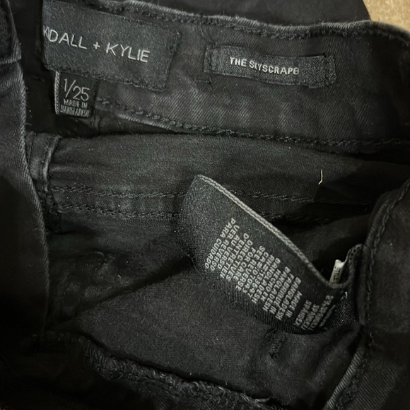 Kendall and Kylie jeans the sky scrappers - Picture 3 of 3